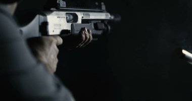 Duman Dolu Tüfek Ateşlemesinin 800 fps Yavaş Hareketi, Görünür Etkili Yüksek Hızda Patlama Yapan Adam
