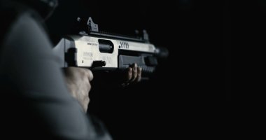 Duman Dolu Tüfek Ateşlemesinin 800 fps Yavaş Hareketi, Görünür Etkili Yüksek Hızda Patlama Yapan Adam