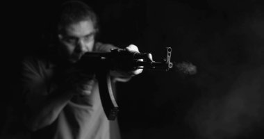 AK-47 Tüfek, 800fps Yüksek Hızlı Ağır Çekim Kalaşnikof dramatik tek renkli, siyah beyaz