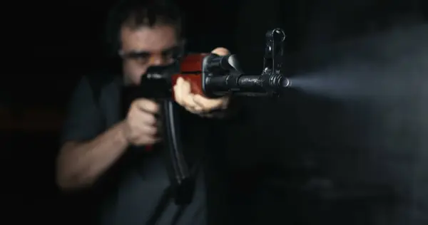 Man Siktar Med Kalashnikov Vapenavfyrning Super Slow Motion Vid Hög Royaltyfria Stockbilder