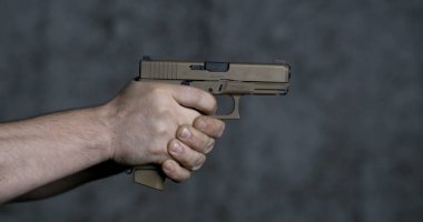 Sig Sauer P320 9mm 'lik süper yavaş çekimde 9mm' lik tabancayla ateş ediliyor. 800 Fps.