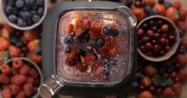 800 fps 'te blender' ın içinde blender 'ın içine süper yavaş çekimde blender karıştırıyorum. Yaban mersinli, kızılcıklı, çilekli ve ahududulu sağlıklı meyve püresi hazırlıyorum.