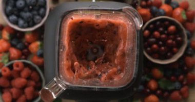 Blender 'da Berry Smoothie Hazırlama' nın Yavaş Çekim Videosu