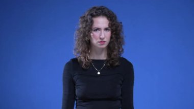 Teklifi reddeden bir kadın. Kadın, beyaz, 20 'li yaşlarda. Mavi arka planda duran soru reddediliyor.
