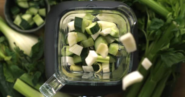 Yukarıdan Aşağı Yavaş Çekim Yakalama Taze Salatalık Kereviz Canlı Yeşil — Stok video