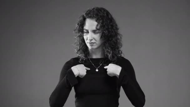 Verbijsterd Jonge Vrouw Wijzend Zichzelf Met Crazy Gesture Zwart Wit — Stockvideo