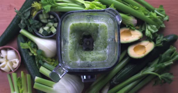 Yavaş Çekimde Yeşil Detox Sıvı Hazırlama Kereviz Avokado Fennel Salatalık — Stok video