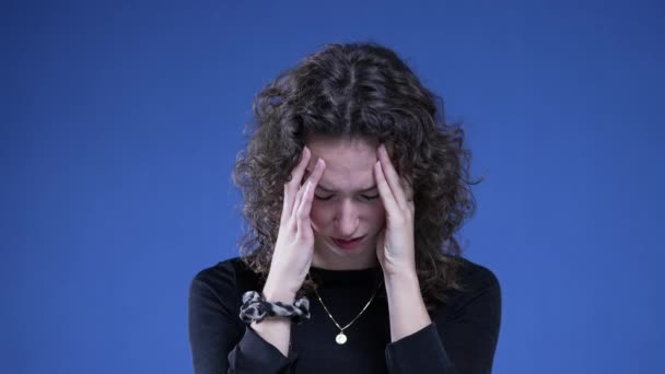 Mujer Sintiendo Vergüenza Arrepentimiento Cubriendo Cara Con Expresión Ansiosa Pie — Vídeos de Stock