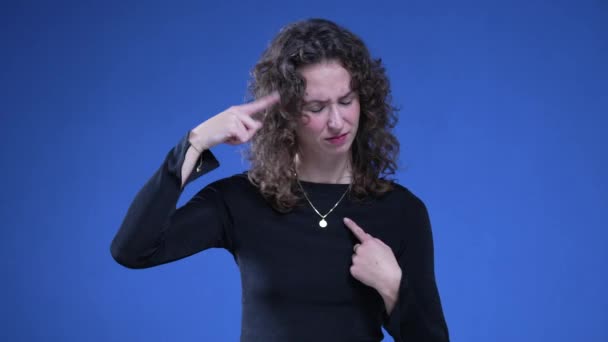 Молода Жінка Шоці Вказує Себе Над Звинуваченням Обвинувачений Божевільний Або — стокове відео