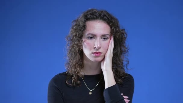 Κατειλημμένη Γυναίκα Που Νιώθει Άγχος Ενώ Στέκεται Μπλε Φόντο Κοντινό — Αρχείο Βίντεο
