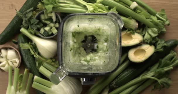超慢速运动中的绿色蔬菜混合物 800 Fps 用于排毒舒缓 — 图库视频影像