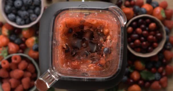 Capture Berries Blending Slow Motion Healthy Smoothie Κορυφαία Οπτική Γωνία — Αρχείο Βίντεο