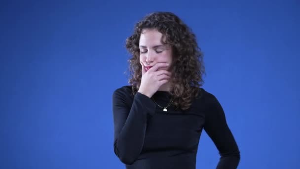 Irytująca Kobieta Wyświetla Niecierpliwość Eye Roll Ręce Biodrach Niebieskim Tle — Wideo stockowe