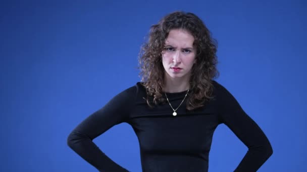 Wściekła Kobieta Rękami Biodrach Patrząca Kamerę Zirytowana Zdenerwowana Emocja Dwudziestki — Wideo stockowe