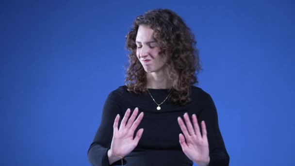 Жінка Відштовхується Руками Дивлячись Камеру Жінка Сигналізує Про Відмову Огиду — стокове відео