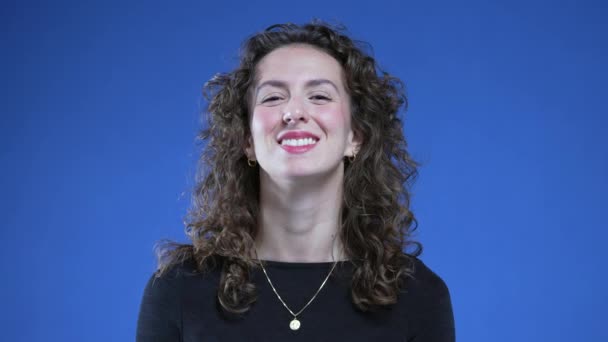 Retrato Uma Jovem Mulher Sorrindo Para Câmera Fundo Azul 20S — Vídeo de Stock