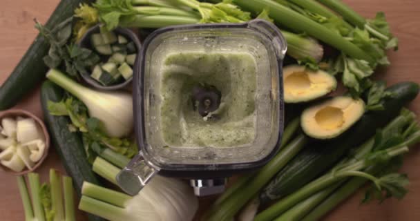 Preparazione Succo Disintossicazione Con Verdure Verdi Vibranti Sul Tavolo Frullatore — Video Stock