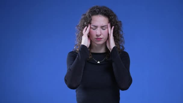 Mulher Estressada Acalmando Com Mãos Templos Sentindo Angústia Dor Cabeça — Vídeo de Stock