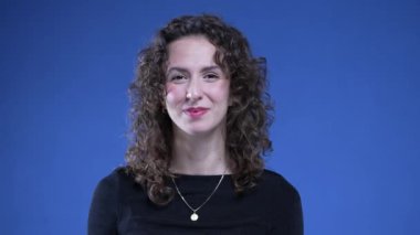 El sallayan bir kadın, mutlu bir insan, mavi arka planda duran pozitif duygularla selam veriyor.