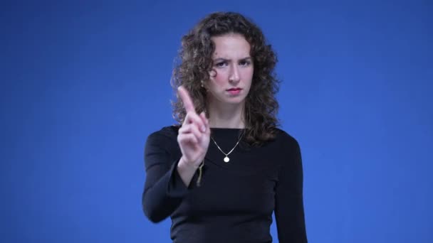 Женщина Указывает Камеру Выражая Тряся Пальцем Неодобрительным Жестом Стоящим Синем — стоковое видео