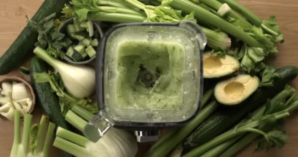 グリーンデトックスドリンクのトップビュー 野菜の配列をブレンド — ストック動画