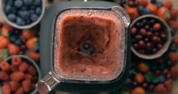 Vista Dall Alto Della Preparazione Del Frullato Frutta Rossa Nel — Video Stock