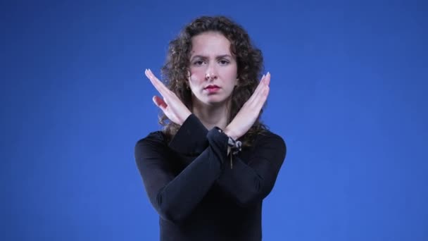 女人拒绝提供相机 用肢体语言说 握手表示否定 拒绝继续拍摄 下降办法 — 图库视频影像