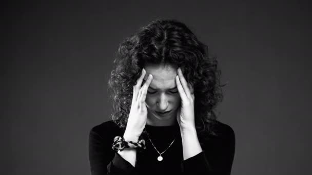 在黑白单色中表现出焦虑表情的戏剧女性 20多岁的人因羞愧和绝望而蒙面的倦怠情绪 — 图库视频影像