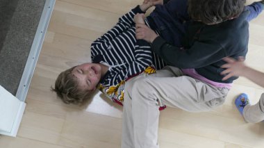 Kardeş Savaşları, Kardeşler Yer Güreşleri ve Tartışmaları. Kardeş rekabeti, Kardeşler Ruhsal Kavgada Yerde Güreşiyor