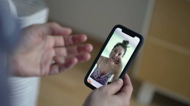 Video iletişimi, yakın çekim, akıllı telefon, cep telefonu cihazından bayan arkadaşıyla konuşuyor. Video konferansı, şehirlerarası konuşma.