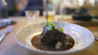 Lüks yemek mekanında sofistike tabak kompozisyonu, gurme et lokantası.