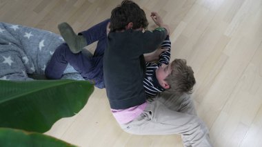 Aile Kavgası - Kardeşler Hararetli Yer Güreşi Müsabakasında. Kardeşler Kardeşler Yarışıyor Güreşiyor ve Tartışıyor