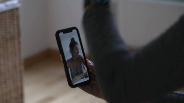 Akıllı telefon konuşmalarıyla kadınların sanal olarak konuştuğu video görüntüsü. Yakın plan cep telefonu cihazıyla arkadaşınla şehirlerarası görüşme.