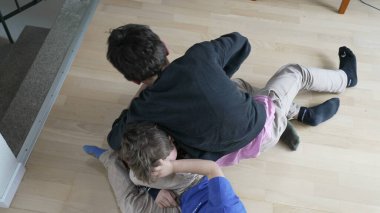 Kardeşlerin kavgası, aile rekabeti, yerde yatan kardeşler, güreş.