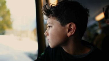 Trenin penceresinden bakan Pre-Teen Boy 'un Sürüklenen Hayalleri