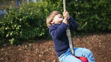 Küçük Çocuk Güz Parkı 'nda Ağaçlar Arasında Kablodan Aşağı Kayıyor