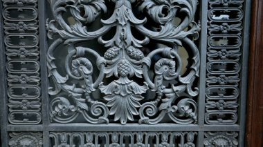 Kapı cephesinden güzel süslemeler, mimari detaylarını inşa ederken geleneksel Avrupa süslemeleri.