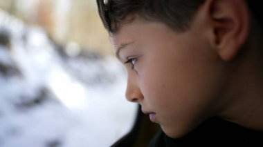 Tren Yolculuğu Çocuk Düşünceli Bakışları Tren penceresine yaslanırken Sahneye Bakış