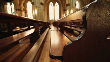 Katolik Katedrali İçi, Geleneksel Ahşap Benekli Ruhani Tasarım. Antik Mimarlık ve Banklar, Katolik İbadet Alanı Ayrıntıları