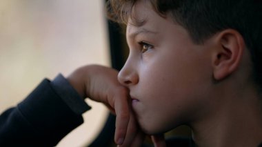 Tren Penceresi, Melankolik Yolculuk, Düşünceli Çocuğun Profil Bakışı 