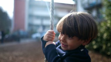 Neşeli Çocuk Sonbahar Sonbaharı Halk Parkı 'nda Halat Kaydırma Kılavuzu' nu sıkıca kavrayıp alçaltıyor. Park 'taki Ağaçlar Arasında Küçük Çocuk Neşeli Kayıyor