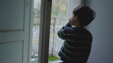 Düşünceli Bakış - Dairenin Penceresinde Atıştıran Genç Oğlan? Küçük Çocuğun Düşünceli Çocukluk Anları