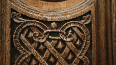 Antika Mimarideki Antik Ahşap Kapı Üzerine Asırların Sanatsal Süslemeleri