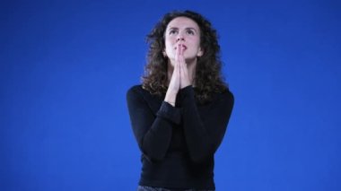 Zor zamanlarda Tanrı 'ya dua eden bir kadın. 20 'li yaşlarda beyaz kadın UMUT ve FAITH ile gözlerini kapatıyor.