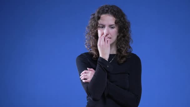 Αγχωμένη Γυναίκα Που Δαγκώνει Νύχια Που Παλεύουν Άγχος Και Πνευματική — Αρχείο Βίντεο