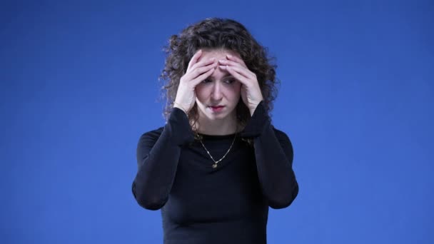 Verzweifelte Frau Kämpft Mit Reue Und Schlechten Erinnerungen Aus Der — Stockvideo