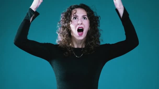 Funny Woman Laver Hoved Eksplosion Gestus Teal Baggrund Chokeret Oplyst – Stock-video