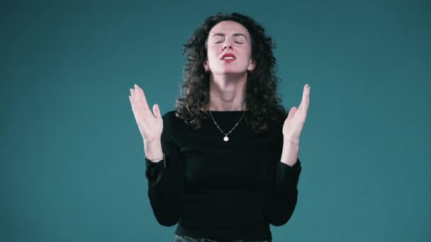 Dua Eden Ruhani Bir Kadın Kollarını Açmış Mavi Arka Planda — Stok video