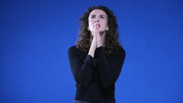 困難な時に助けを求める神に祈る女性 ホープとFaithで目を閉じる20代女性 — ストック動画
