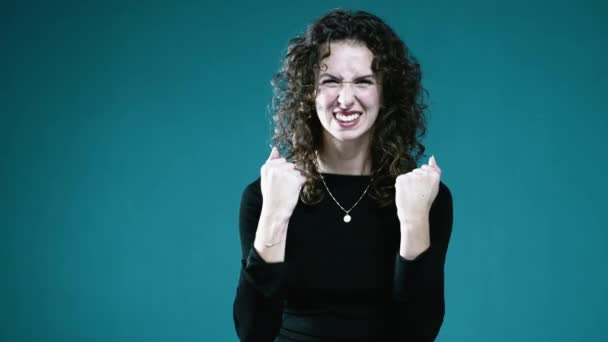 Зарезервована Жінка Кулаками Святкування Тонкої Перемоги — стокове відео